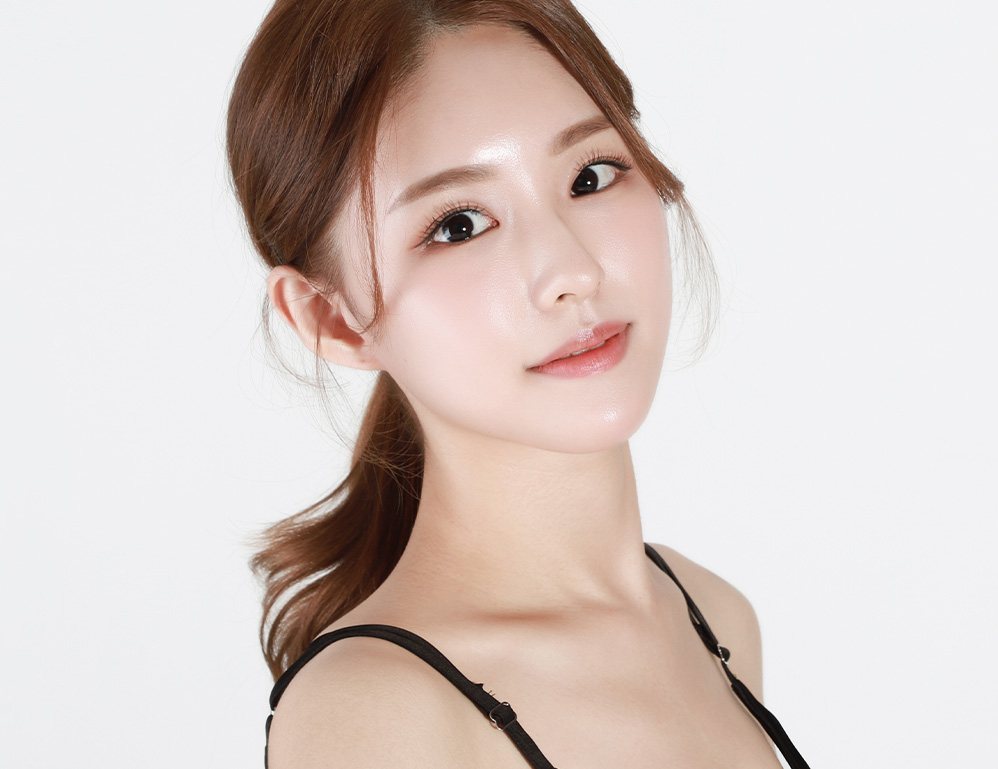 포니테일 여성 모델 정면 미소