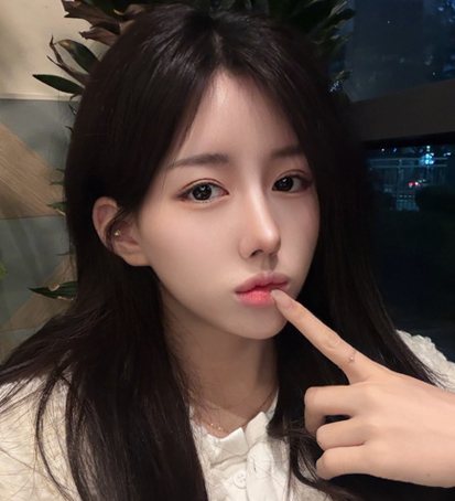 MUST 셀카 — 긴 생머리 여성 셀카
