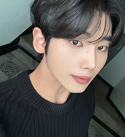 MUST 셀카 — 검은 니트 남성 셀카