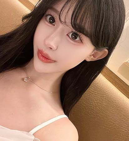 MUST 셀카 — 앞머리 여성 셀카
