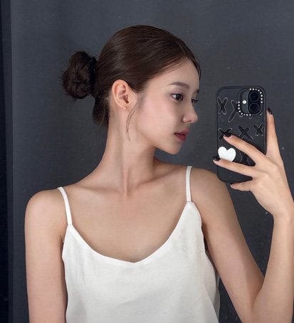 MUST 셀카 — 흰 민소매 여성 거울 셀카