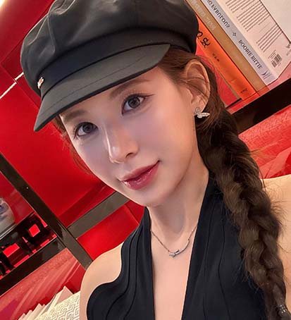 MUST 셀카 — 모자를 쓴 땋은 머리 여성 셀카