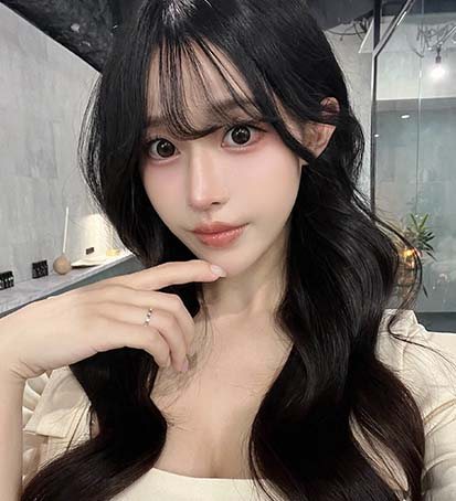 MUST 셀카 — 긴 웨이브 머리 여성 셀카