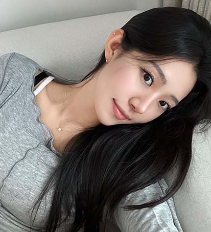 MUST 셀카 — 긴 머리 여성 셀카