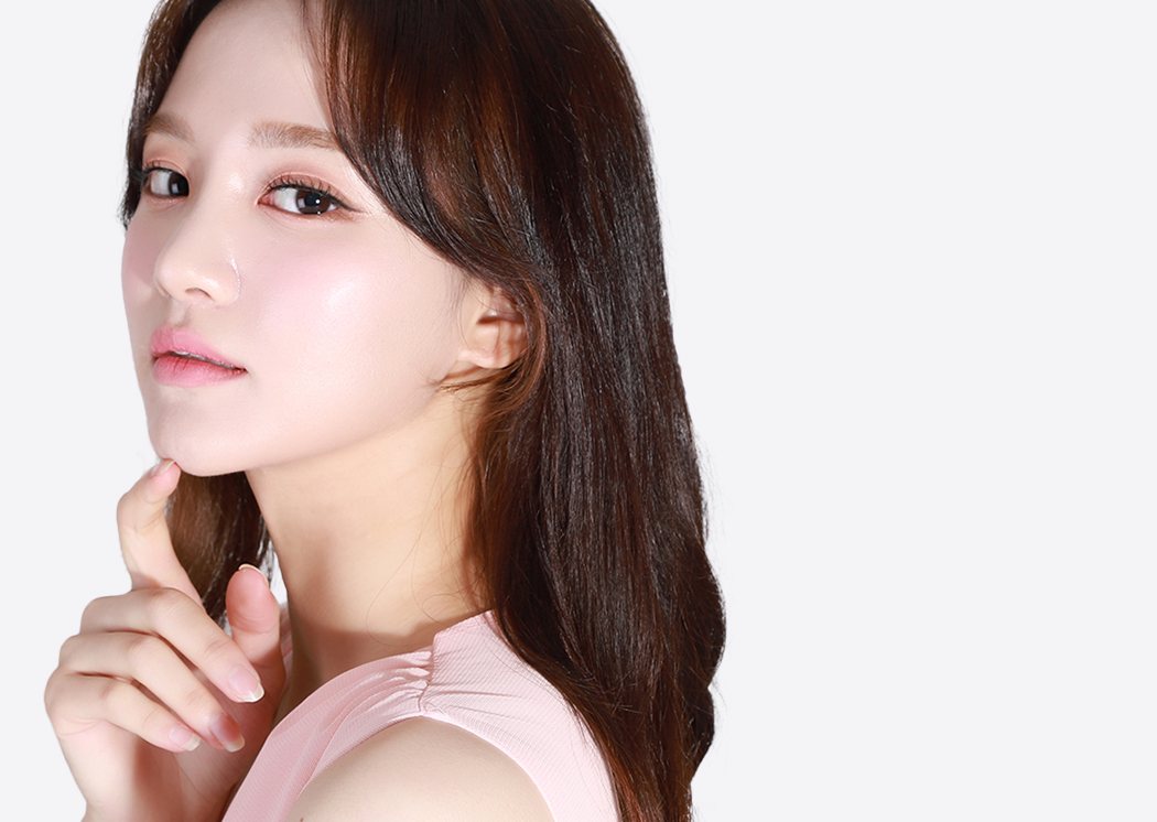 손가락을 턱에 댄 긴 머리 여성 모델