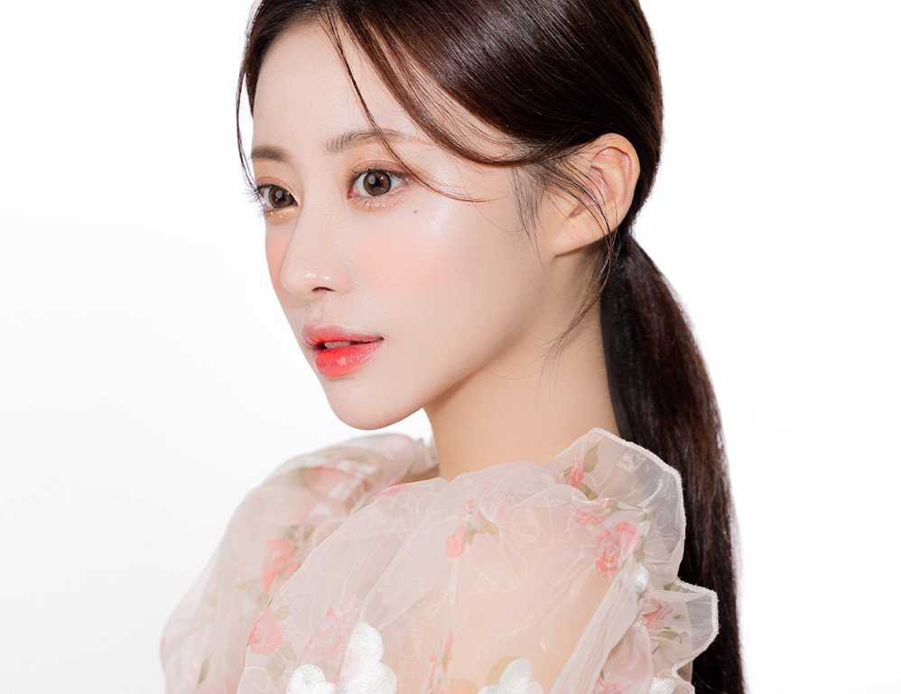 꽃무늬 시스루 블라우스 여성 모델 옆얼굴(흰 바탕)
