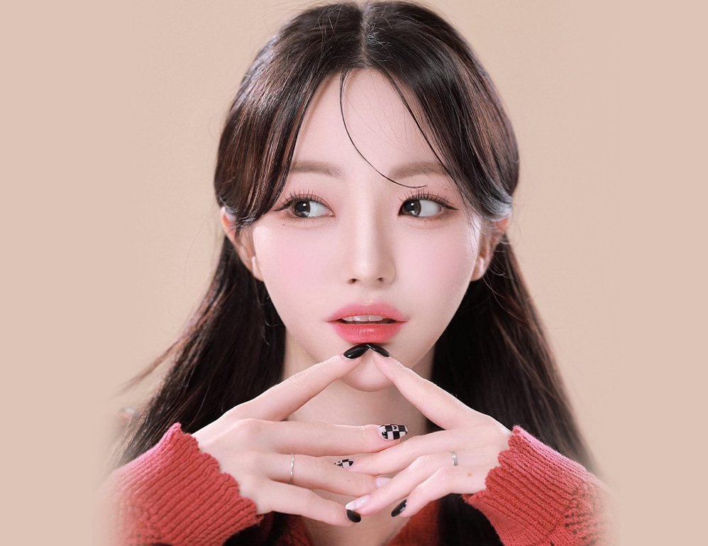 손끝을 모아 턱을 받친 여성 모델(베이지 바탕)