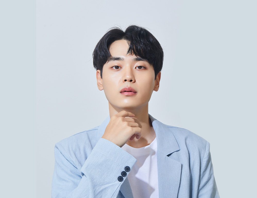 하늘색 재킷 남성 모델(연청회색 바탕)