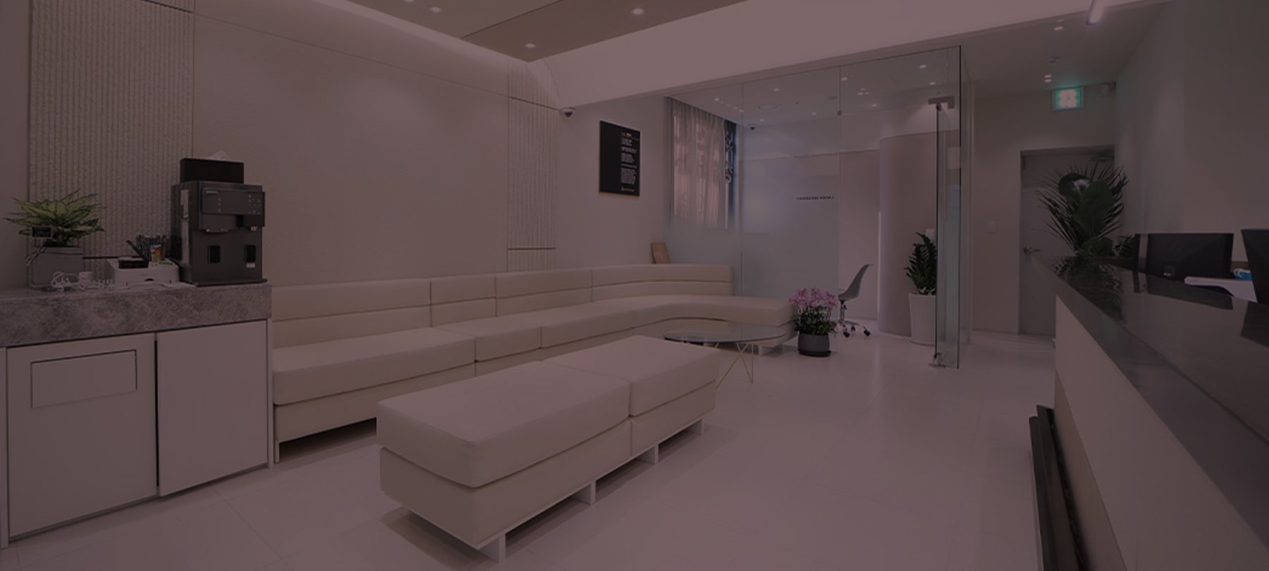 MUST INTERIOR — 대기 라운지(긴 소파·커피머신)