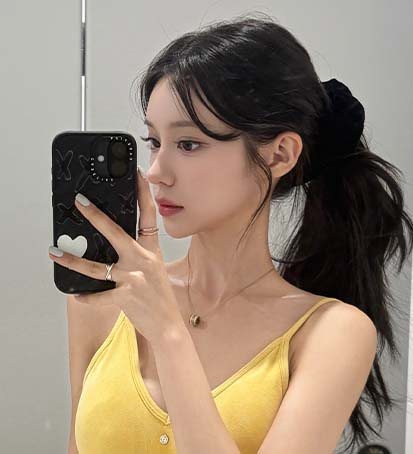 MUST 셀카 — 노란 민소매 여성 거울 셀카(옆모습)