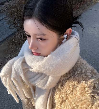 MUST 셀카 — 목도리를 두른 여성 셀카(옆으로 숙인 얼굴)