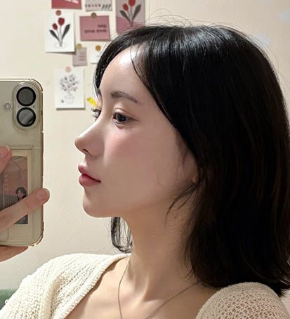 MUST 셀카 — 단발 여성 거울 셀카(옆모습)
