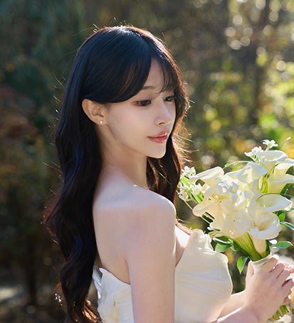 MUST 셀카 — 꽃다발을 든 긴 머리 여성(야외)