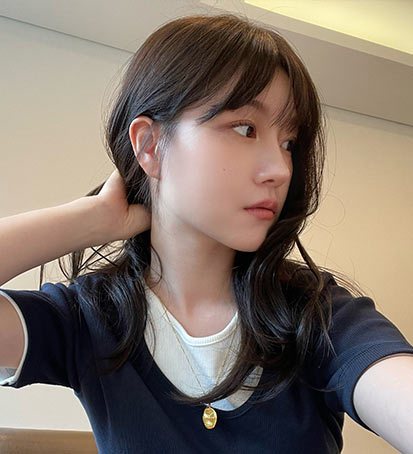 MUST 셀카 — 단발 여성 셀카(머리를 넘기는 손)