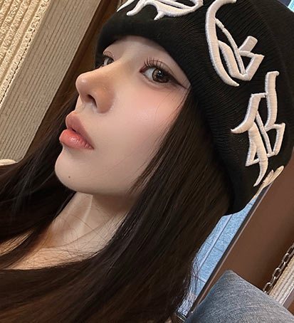 MUST 셀카 — 비니를 쓴 여성 옆모습 셀카