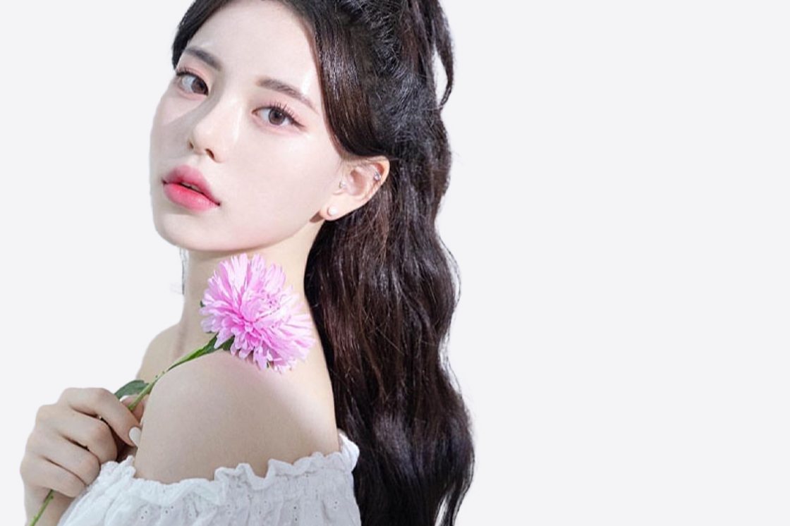 분홍 꽃을 든 웨이브 긴 머리 여성 모델(흰 오프숄더) — 연회색 바탕