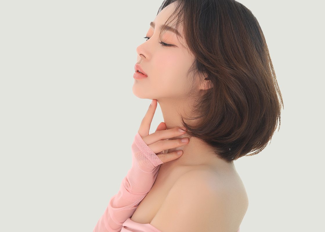 연회색 바탕, 눈을 감고 턱을 든 옆모습 단발 여성 모델(분홍 장갑 손을 목에 댐)